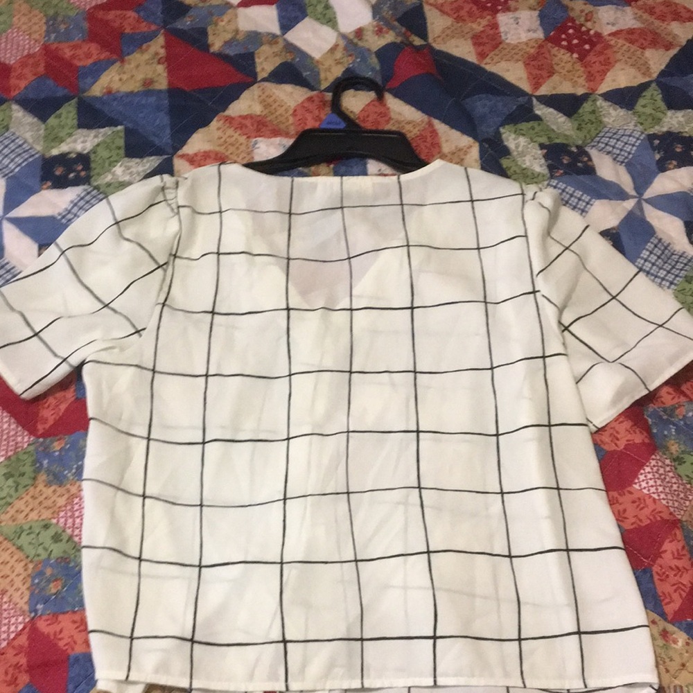 Button up grid patterned top - Picture 2 of 2